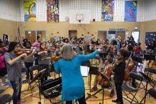 Jane Cromwell, enseignante et chef d'orchestre, dirige la répétition du concert du programme Orchkids le 12 mars 2019 à Baltimore