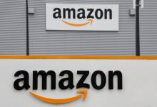 Le logo d'Amazon, visé par une enquête italienne pour possible abus de position dominante, à l'entrée d'un centre de logistique à Lauwin-Planque, dans le nord de la France, le 4 mars 2019