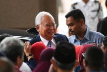 Najib Razak (c), ancien Premier ministre de la Malaisie, arrive à son procès pour détournements de fonds, le 3 avril 2019 à Kuala Lumpur