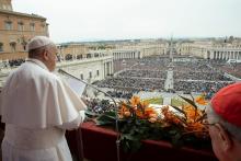 Photo transmise par le service de presse du Vatican montrant le pape délivrer son traditionnel message "Urbi et orbi" pour Pâques, le 21 avril 2019 au Vatican