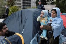 Migrants et réfugiés campent dans le centre d'Athènes le 19 avril 2019 après avoir été expulsés des logements qu'ils squattaient dans la banlieue