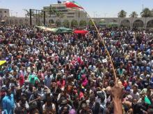 Des milliers de personnes manifestent le 6 avril 2019 près du QG de l'armée à Khartoum
