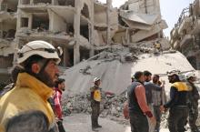 Des "Casques blancs" syriens recherchent des survivants dans les décombres d'un immeuble qui s'est effondré après une explosion à Idleb, le 24 avril 2019