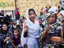 Icône du mouvement de contestation au Soudan, Alaa Salah, 22 ans, fait le "V" de la victoire lors d'une manifestation à Khartoum, le 10 avril 2019