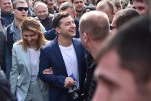 Le candidat Volodymyr Zelensky à la présidence de l'Ukraine sort du bureau de vote à Kiev, le 21 avril 2019