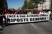 La banderole "Riposte générale" en tête de la manifestation réunissant des syndicalistes CGT, des militants de gauche et des "gilets jaunes", le samedi 27 avril 2019 à Paris.
