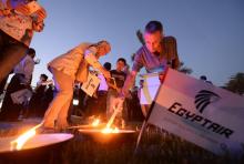 Des personnes allument des bougies à la mémoire des 66 victimes du crash de l'Airbus A320 d'EgyptAir, le 26 mai 2016 au Caire