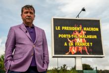 Michel-Ange Flori, l'afficheur pro "gilets jaunes", devant l'un de ses panneaux publicitaires, le 25 avril 2019 à La Seyne-sur-Mer