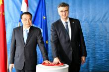 Le Premier ministre chinois Li Keqiang (G) et son homologue croate Andrej Plenkovic donnent le coup d'envoi symbolique de la construction du pont qui doit relier la péninsule croate de Peljesac avec l