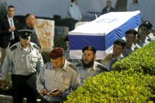 Des soldats israéliens portent le cercueil du soldat israélien Zachary Baumel, un commandant de char disparu depuis 1982, lors de ses funérailles au cimetière militaire du Mont Herzl à Jérusalem, le 4
