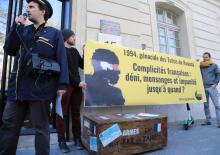 Des militants de l'association Survie manifestent devant les bureaux de l'ancien ministre des Affaires étrangères Hubert Védrine, à Paris le 4 avril 2019