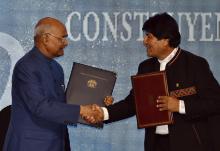 Le président bolivien Evo Morales (d) et son homologue indien Ram Nath Kovind lors de la signature d'accords bilatéraux, le 29 mars 2019 à Santa Cruz