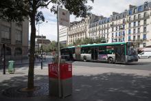 Un bus articulé de la RATP dans une rue de Paris, le 13 août 2018