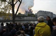 La foule face à l'incendie qui ravage Notre-Dame, le 15 avril 2019