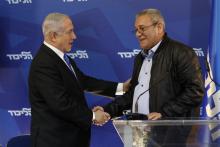 Giora Ezra (D), un agent immobilier israélien, et le Premier ministre Benjamin Netanyahu (G) lors d'une conférence de presse le 1er avril 2019 à Jérusalem