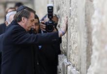 Le président brésilien Jair Bolsonaro prie sur le Mur des Lamentations, site sacré du judaïsme situé dans la vieille ville de Jérusalem en compagnie du Premier ministre israélien Benjamin Netanyahu le