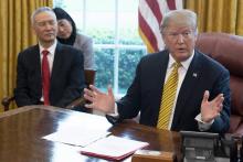 Le président américain Donald Trump et le Vice-Premier ministre chinois Liu He (g) dans le Bureau Ovale, le 4 avril 2019 à la Maison Blanche, à Washington