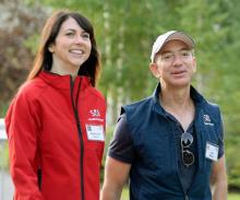 Jeff Bezos, PDG fondateur d'Amazon, et sa femme Mackenzie, à Sun Valley (Idaho) le 10 juillet 2013