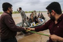 Des soldats iraniens viennent en aide aux habitants d'un village inondé près d'Ahvaz, le 31 mars 2019