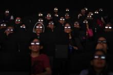 Des Vénézuéliens regardent la première du film "Avengers: Endgame" à Caracas le 26 avril 2019