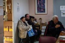 Des personnes attendent de recevoir des médicaments dans le dispensaire de Hellinikon, en banlieue d'Athènes, le 27 février 2019