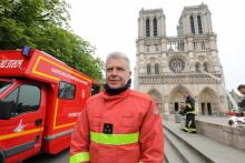 Le général Jean-Claude Gallet qui commande la Brigade des sapeurs-pompiers de Paris, sur le parvis de Notre-Dame, le 16 avril 2019