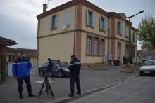 Des gendarmes devant l'entérée de l'école Jules Ferry à Bessens (Tarn-et-Garonne) le 18 avril 2019