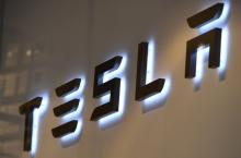 Le constructeur de voitures électriques américain Tesla a indiqué que le système de pilotage automatique "Autopilot" était activé lors d'un accident mortel cette semaine en Californie