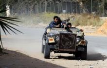 Des combattants loyaux au Gouvernement d'union nationale (GNA) libyen à bord d'une jeep armée d'un canon lors d'affrontements avec les forces du maréchal Khalifa Haftar qui tentent de conquérir Tripol