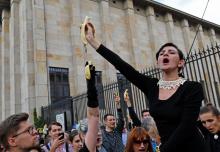 Des manifestants brandissant des bananes le 29 avril 2019 à l'entrée du musée national de Varsovie pour dénoncer une tentative de censure après le retrait d'une exposition d'une oeuvre représentant un