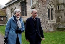 La Première ministre britannique Theresa May et son mari Philip quittent un service religieux près de Maidenhead, à l'ouest de Londres, le 7 avril 2019