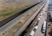 Colonne de camions cherchant à passer la frontière entre les Etats-Unis et le Mexique près de Tijuana, le 24 avril 2019