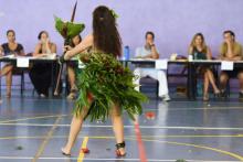 Une élève polynésienne, devant un jury, danse le ori tahiti, une épreuve facultative du bac, le 8 avril 2019