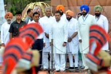 Le président du parti du Congrès Rahul Gandhi (C) et le ministre en chef du Pendjab Amarinder Singh (3eD) participent à une cérémonie commémorative pour le centenaire du massacre de Jallianwala Bagh, 
