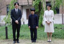 Le prince Hisahito au milieu de ses parents, le prince Akishino et la princesse Kiko, le 8 avril 2019 à Tokyo.