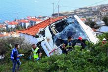 Des sauveteurs s'affairent autour de l'autobus accidenté, le 17 avril 2019 à Madère
