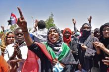 Des manifestants soudanais réunis devant le QG de l'armée à Khartoum, le 14 avril 2019
