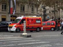 Les pompiers sur les Champs-Elysées le 12 octobre 2018 après un accident mortel de chantier.