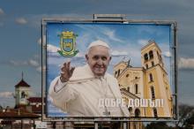 Une affiche souhaite la bienvenue au pape à Rakovski, le 1er mai 2019 en Bulgarie