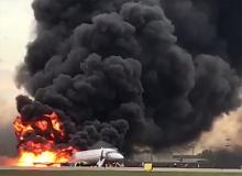 L'incendie d'un avion Soukhoi Superjet-100 de la compagnie russe Aeroflot à l'aéroport de Moscou-Cheremetievo, le 5 mai 2019 A picture taken on May 5, 2019, shows a fire of a Russian-made Superjet-100