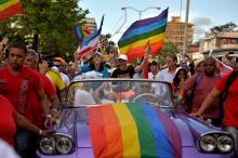 La députée Mariela Castro (g), directrice du centre national de l'éducation sexuelle lors de la marche des fiertés homosexuelles, le 12 mai 2018 à La Havane, à Cuba