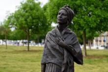 La statue représentant l'ancienne esclave Modeste Testas, du sculpteur haïtien Caymitte Woodly, est dévoilée à Bordeaux, le 10 mai 2019