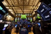 Des courtiers se préparent sur le New York Stock Exchange à l'arrivée en Bourse d'Uber