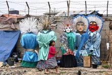 Des marionnettes géantes Ondel Ondel alignées le long d'une voie ferrée dans un quartier de Jakarta où elles sont traditionnellement fabriquées, le 3 mai 2019