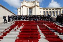 Des membres du mouvement Extinction Rebellion déversent du faux sang sur les marches du Trocadéro à Paris pour alerter contre le déclin accéléré de la biodiversité, le 12 mai 2019
