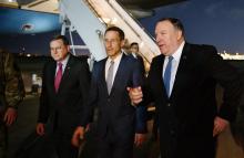 Mike Pompeo, le secrétaire d'Etat américain (à droite) arrive à l'aéroport de Bagdad, en Irak, le 7 mai 2019
