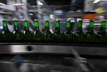 Des bouteilles de verre consignées sur la ligne de production de la brasserie Meteor, à Hochfelden, en Alsace, le 30 avril 2019