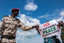 "Oui à une paix durable au Soudan du Sud" peut-on lire sur une affiche brandie pour accueillir le président sud-soudanais Salva Kiir à l'aéroport international de Juba, le 22 juin 2018