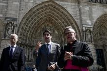 Le ministre de la culture Franck Riester, le Premier ministre canadien Justin Trudeau et le recteur de Notre-Dame Patrick Chauvet après une visite de la cathédrale le 15 mai 2019