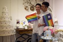 Les Taïwanais Shane Lin et Marc Yuan préparent leurs noces mais le cadre juridique des mariages gay reste incertain dans ce pays malgré une décision favorable à ces unions de la Cour constitutionnelle